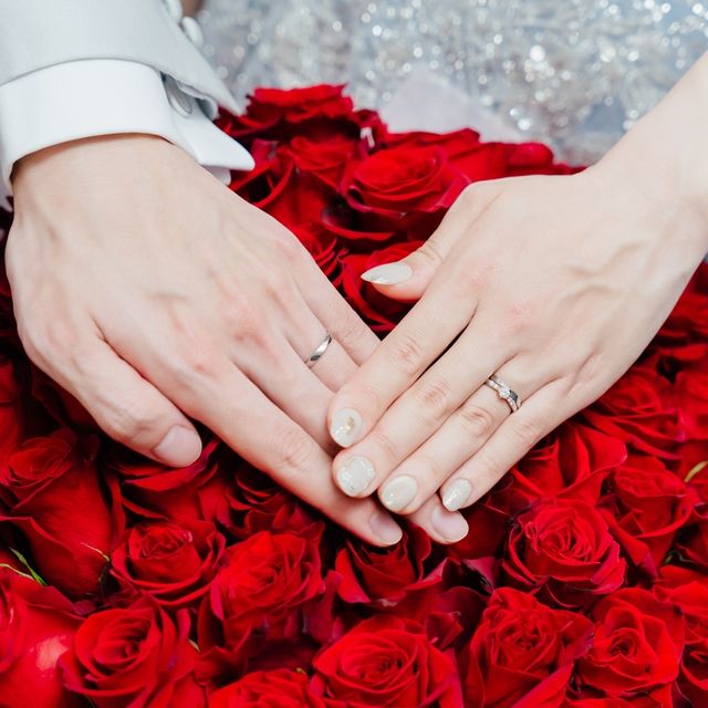 【ラザール ダイヤモンド(LAZARE DIAMOND)の口コミ】 形は直線的ですが、捻ってあるようなデザインに惹かれました。普段からつ…