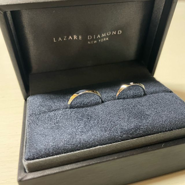 【ラザール ダイヤモンド(LAZARE DIAMOND)の口コミ】 形は直線的ですが、捻ってあるようなデザインに惹かれました。普段からつ…