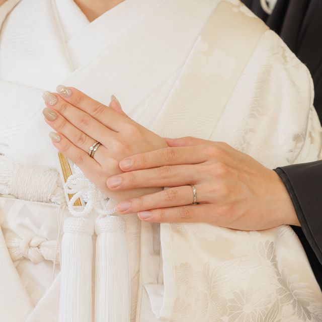 【ラザール ダイヤモンド(LAZARE DIAMOND)の口コミ】 形は直線的ですが、捻ってあるようなデザインに惹かれました。普段からつ…