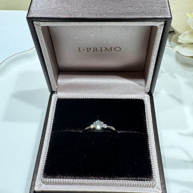 【アイプリモ(I-PRIMO)の口コミ】 デザインは婚約指輪の王道タイプですが、指が綺麗に見えるV字にしました！…