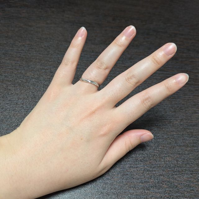 【銀座ダイヤモンドシライシの口コミ】 水かきが深いので、ウェーブタイプを探していました。最初はシンプルに石…