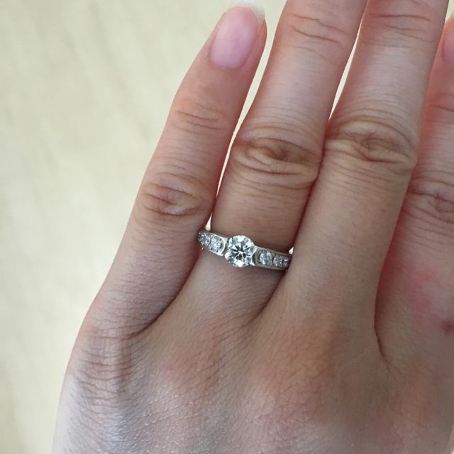 【ラザール ダイヤモンド(LAZARE DIAMOND)の口コミ】 せっかく頂く一生に一度の婚約指輪なので、ダイヤモンドがしっかり輝く物…