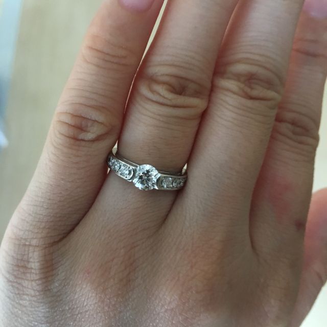 【ラザール ダイヤモンド(LAZARE DIAMOND)の口コミ】 せっかく頂く一生に一度の婚約指輪なので、ダイヤモンドがしっかり輝く物…