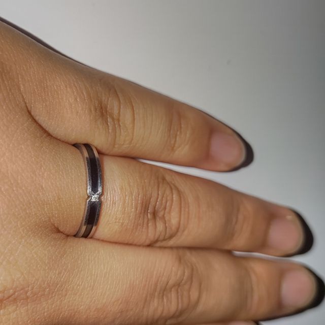 【THE KISS(ザ・キッス)の口コミ】 シンプルだけど個性的な青のラインが入ったデザインで、フォーマルでもカ…