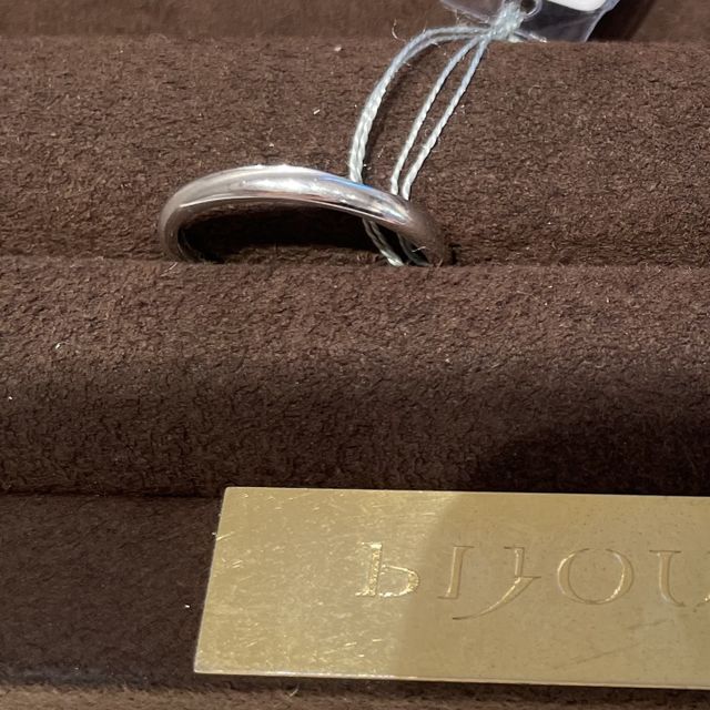 【BIJOUPIKO(ビジュピコ)の口コミ】 シンプルな指輪のデザインですが、近くで見ると斜めにラインが入っており…