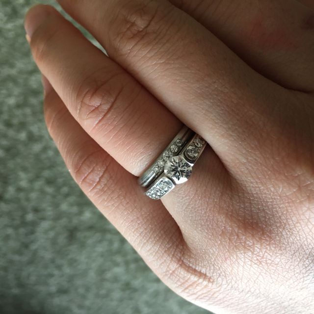 【ラザール ダイヤモンド(LAZARE DIAMOND)の口コミ】 ウェーブタイプのリングと迷いました。ウェーブも指が綺麗に見えて重厚感…