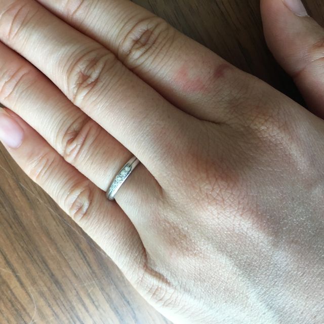 【ラザール ダイヤモンド(LAZARE DIAMOND)の口コミ】 ウェーブタイプのリングと迷いました。ウェーブも指が綺麗に見えて重厚感…
