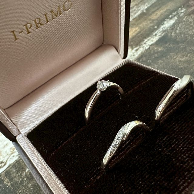 【アイプリモ(I-PRIMO)の口コミ】 婚約指輪をサプライズでいただき、
結婚指輪の決め手として彼からいただい…