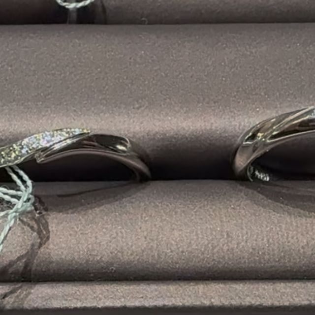 【アイプリモ(I-PRIMO)の口コミ】 I-PRIMOの結婚指輪を試着しました。ウェーブのデザインが指に優しくフィッ…