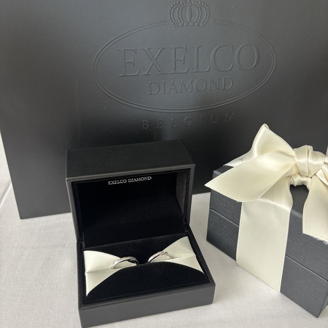 【エクセルコダイヤモンド(EXELCO DIAMOND)の口コミ】 ダイヤモンドの輝きが素敵でウェーブ型は特に手も綺麗に
見えたり、婚約指…