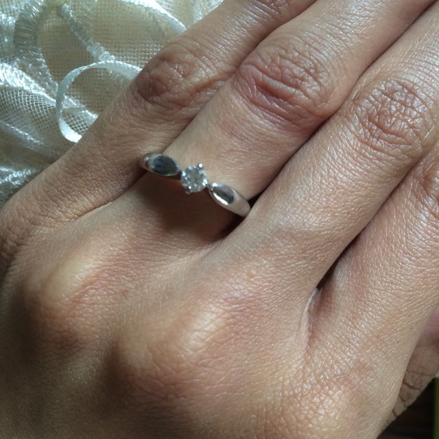 【ブルガリ(BVLGARI)の口コミ】 ダイヤの石のサイドのリング部分がなだらかに細くなっているデザインの為…