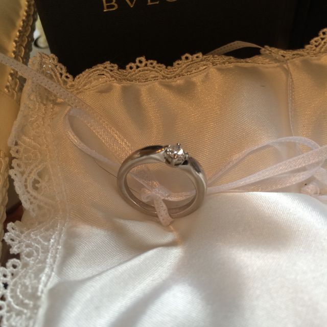 【ブルガリ(BVLGARI)の口コミ】 ダイヤの石のサイドのリング部分がなだらかに細くなっているデザインの為…