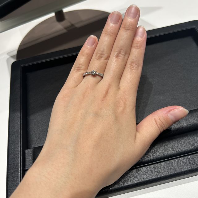 【ラザール ダイヤモンド(LAZARE DIAMOND)の口コミ】 ダイヤモンドの輝きがとにかく綺麗で、ずっと見ていられます。中央のダイ…