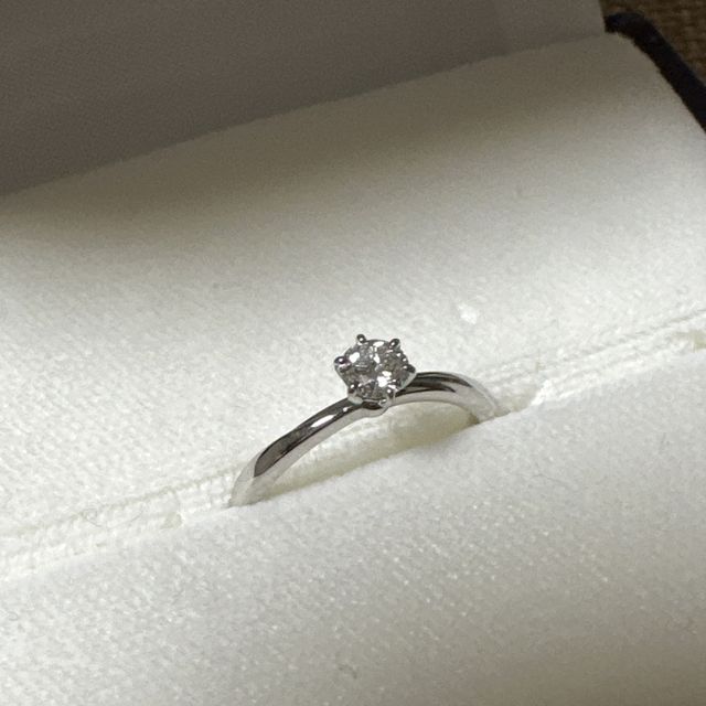 【俄(にわか)の口コミ】 とてもシンプルで、婚約指輪！！という指輪です。ウェーブさと幅の細さが…