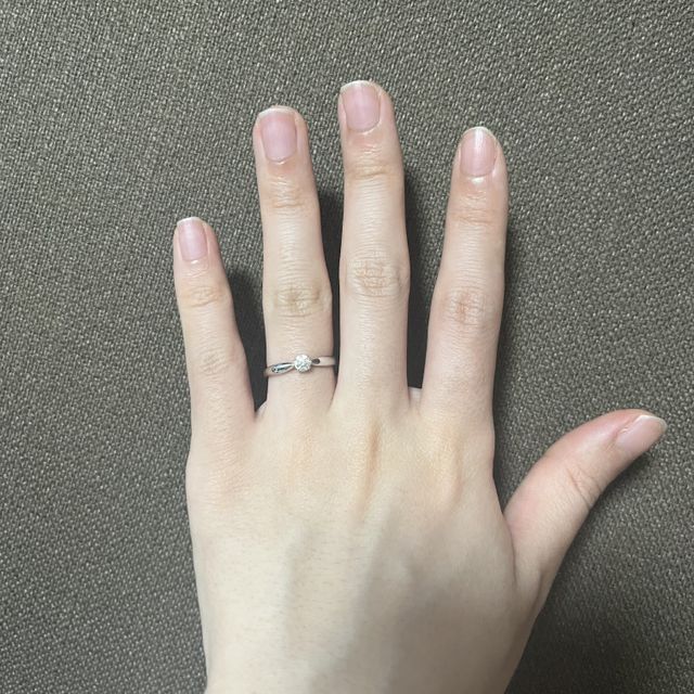【ティファニー(Tiffany & Co.)の口コミ】 シンプルなリングに真ん中に品質なダイヤがついていてとても上品な仕上が…