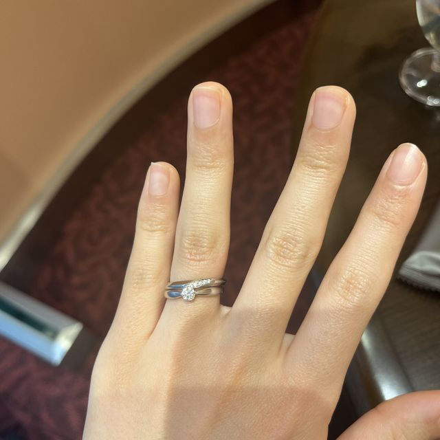 【ケイウノ ブライダル(K.UNO BRIDAL)の口コミ】 真ん中にダイヤモンドが散らばってあるのが華やかでとてもかわいいと思っ…