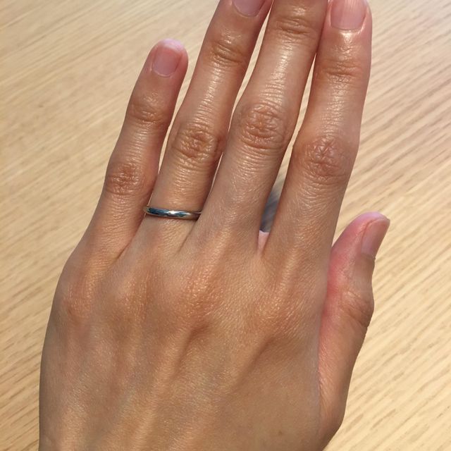 【ヴァン クリーフ＆アーペル(Van Cleef & Arpels)の口コミ】 いざ試着してみると、私の指には幅が太いデザインのものは似合わないこと…