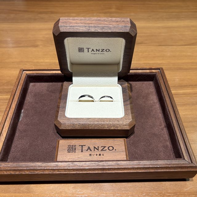 【TANZO.(鍛造指輪)の口コミ】 鱗調でどの角度から見てもキラキラしているところがとても気に入っていま…