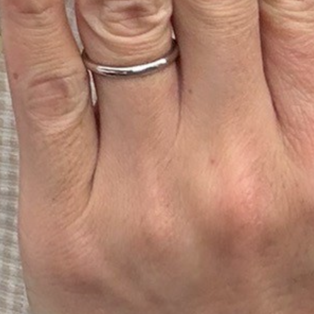 【銀座ダイヤモンドシライシの口コミ】 とてもつけごこちがいいです。つけているけどつけていない感じがするので…