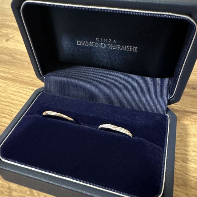 【銀座ダイヤモンドシライシの口コミ】 新婦の指輪は流れるようなダイヤモンドのデザインにしました。どの角度か…