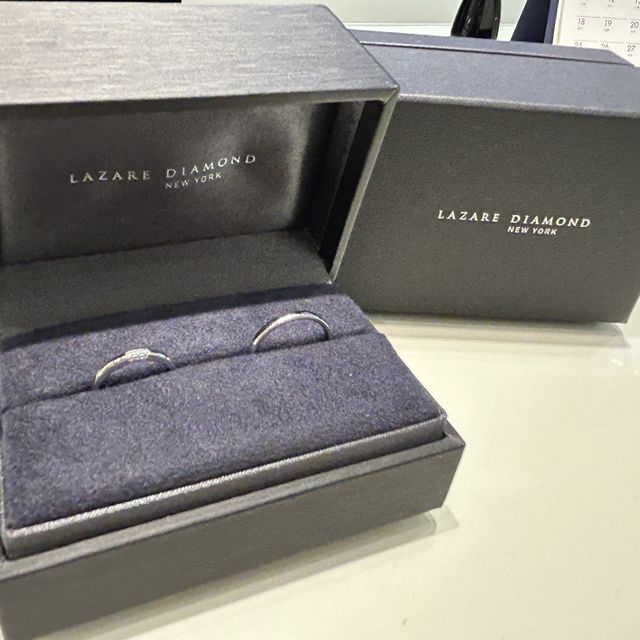 【ラザール ダイヤモンド【取扱店販売】の口コミ】 正面と側面３つずつ全部で9つのダイヤモンド。デザインもシンプル過ぎず、…