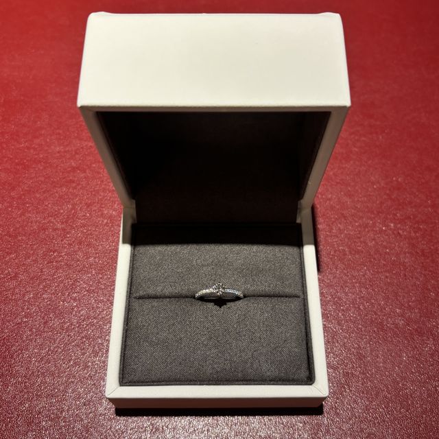 【BIJOUPIKO(ビジュピコ)の口コミ】 メインのダイヤの横に小粒のダイヤがあしらわれているデザインで、シンプ…