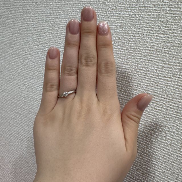 【ケイウノ ブライダル(K.UNO BRIDAL)の口コミ】 シルバーの中にゴールドが入っているところがとても可愛く、ウェーブデザ…