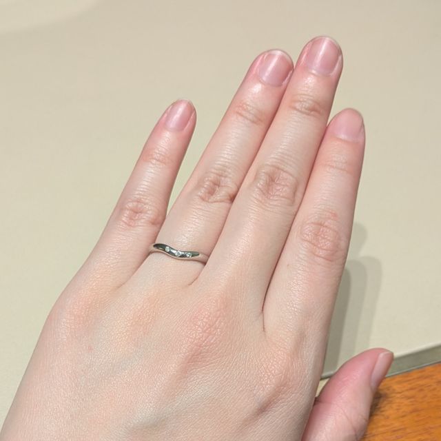 【ティファニー(Tiffany & Co.)の口コミ】 ウェーブデザインの指輪を3つ試着しました。こちらの3石の指輪はシンプル…