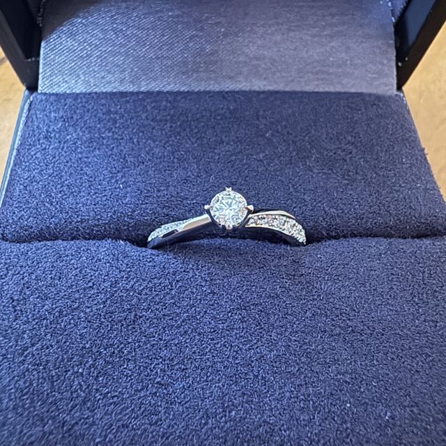 【ラザール ダイヤモンド(LAZARE DIAMOND)の口コミ】 シンプルだけど、他にないようなデザインで個性もあり、どの年代でもつけ…