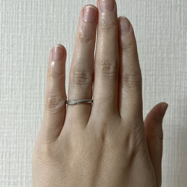 【銀座ダイヤモンドシライシの口コミ】 ウェーブ状に流れるようにダイヤモンドが輝いていて一目惚れしました。ダ…