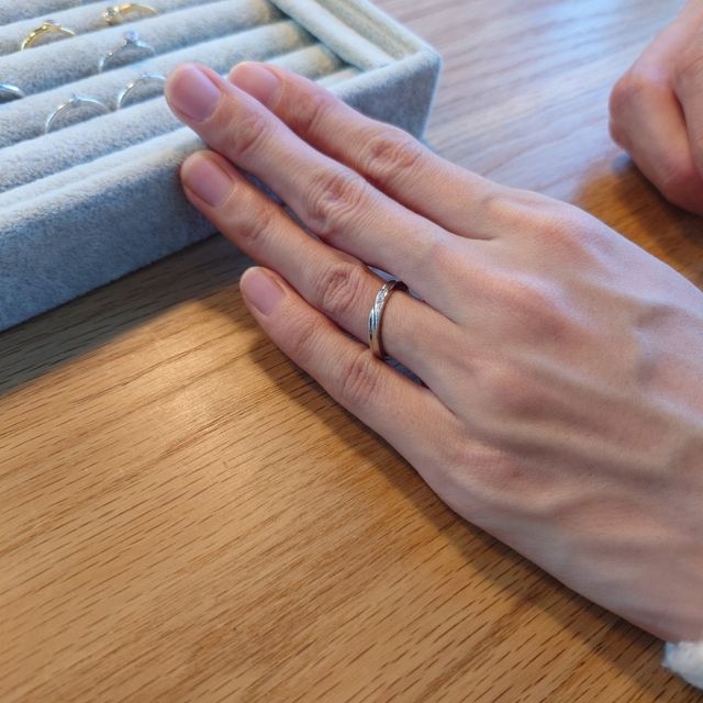 【CRAFY(クラフィ)の口コミ】 デザインやテイストはシンプルで細めがよく、色々な指輪を実際に装着して…
