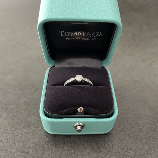 【ティファニー(Tiffany & Co.)の口コミ】 センターのダイヤモンドとサイドのダイヤモンドのバランスがよく、シンプ…