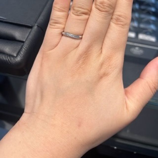 【エクセルコダイヤモンド(EXELCO DIAMOND)の口コミ】 店頭でいくつか試着した中で、この斜めにダイヤが入ったデザインがいちば…