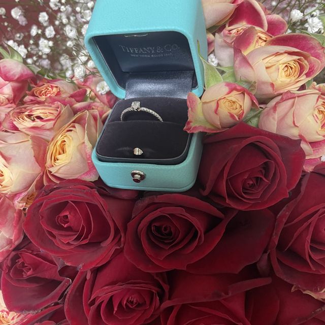 【ティファニー(Tiffany & Co.)の口コミ】 最初は一粒のものを探していたのですが、横もダイヤが付いているものを見…