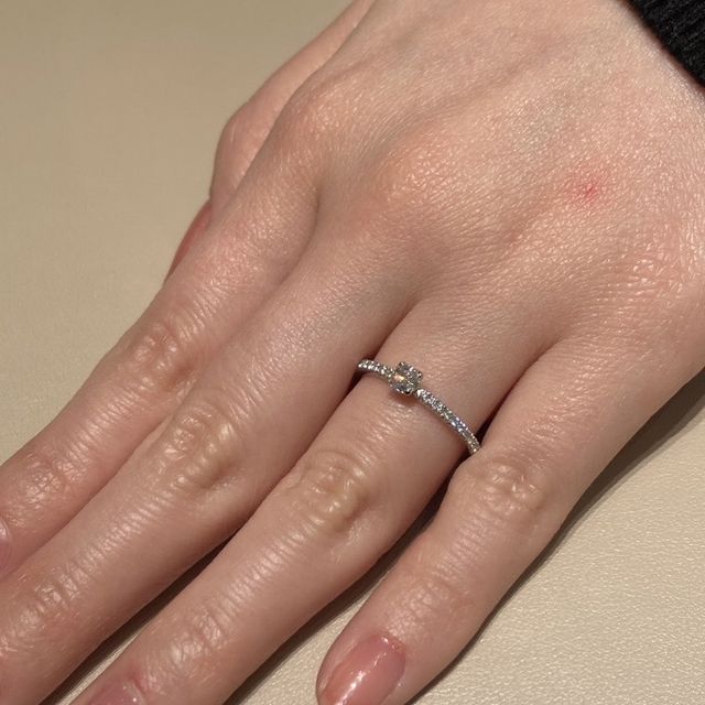 【ティファニー(Tiffany & Co.)の口コミ】 最初は一粒のものを探していたのですが、横もダイヤが付いているものを見…