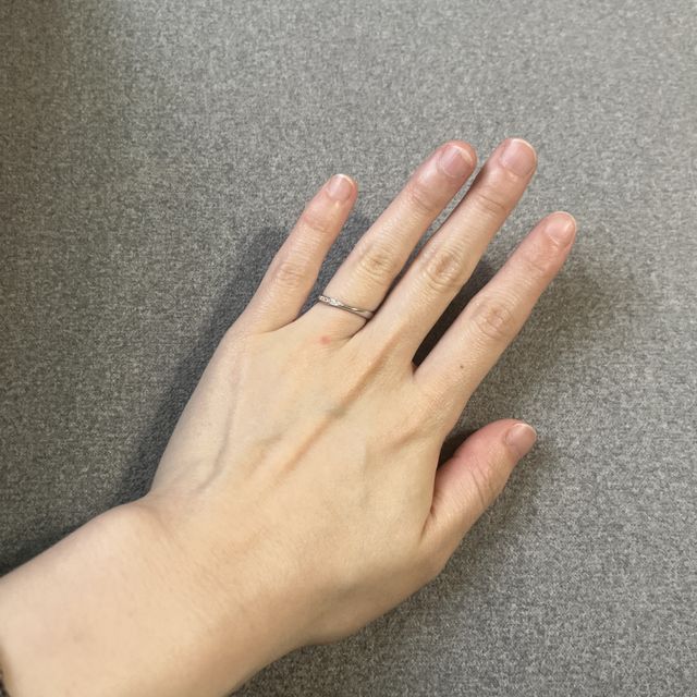 【銀座ダイヤモンドシライシの口コミ】 ダイヤモンドが綺麗なので、このお店で選んでよかったです。ダイヤが外側…