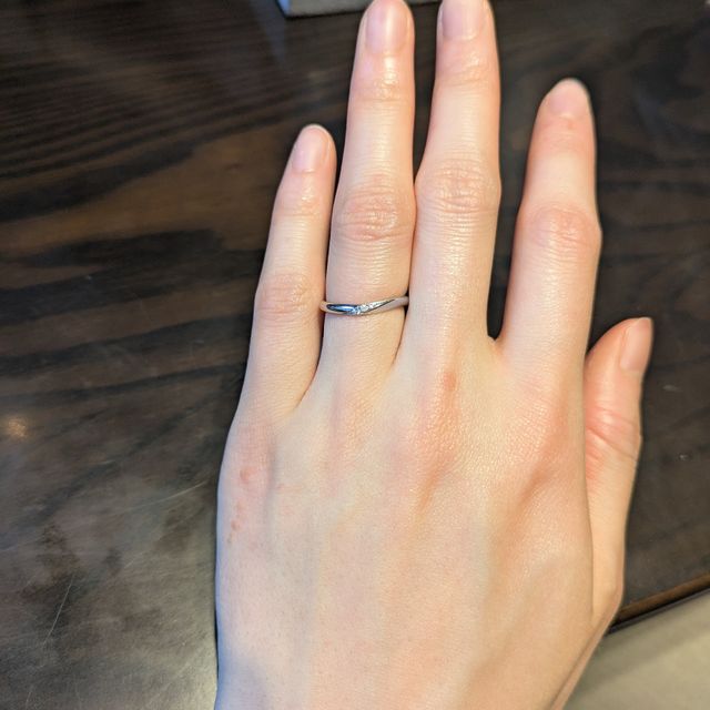 【ケイウノ ブライダル(K.UNO BRIDAL)の口コミ】 デザインはV字がきつすぎない緩やかなV字の形をしていて手がきれいに見え…