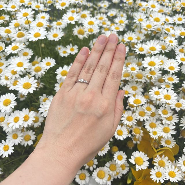 【銀座ダイヤモンドシライシの口コミ】 最初、彼がダイヤモンドのみでプロポーズしてくれたため、その後一緒に指…