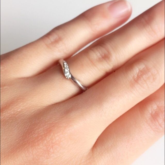 【俄(にわか)の口コミ】 婚約指輪は別のブランドのＶデザインにしたので、それと重ね付けして違和…