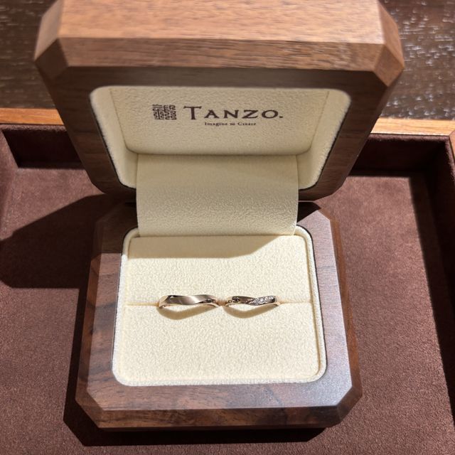 【TANZO.(鍛造指輪)の口コミ】 リングの形、石の配置、色などを自由にデザインすることができてよかった…