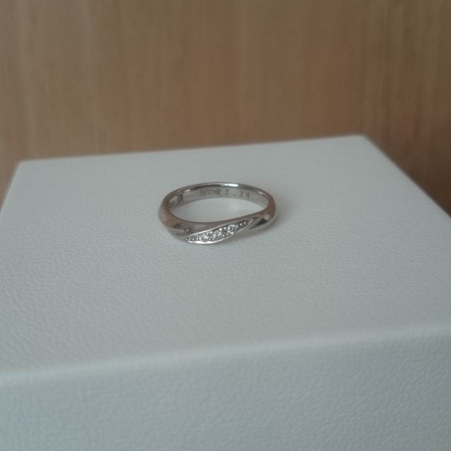 【アイプリモ(I-PRIMO)の口コミ】 指輪自体はストレートタイプだけど、デザインは斜めにが入っていて、優し…
