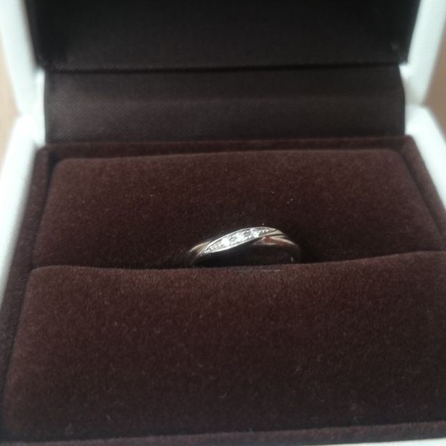 【アイプリモ(I-PRIMO)の口コミ】 指輪自体はストレートタイプだけど、デザインは斜めにが入っていて、優し…