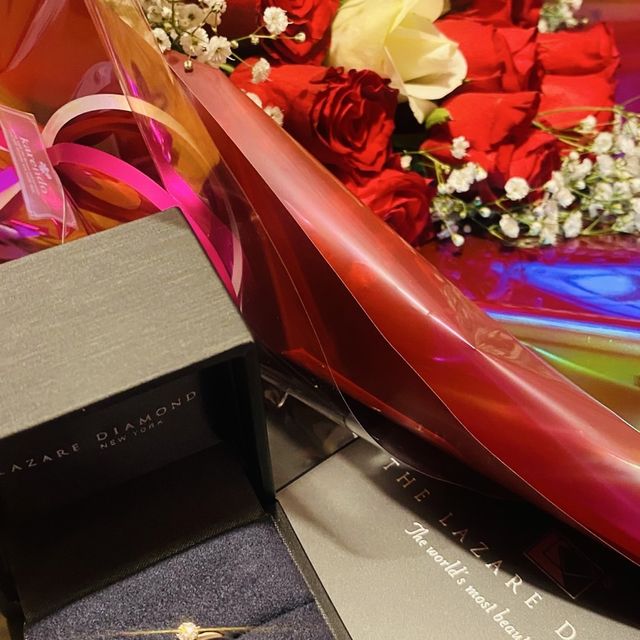 【ラザール ダイヤモンド(LAZARE DIAMOND)の口コミ】 シンプルで王道なものが良いと思い、この指輪を選びました。ねじれのない…