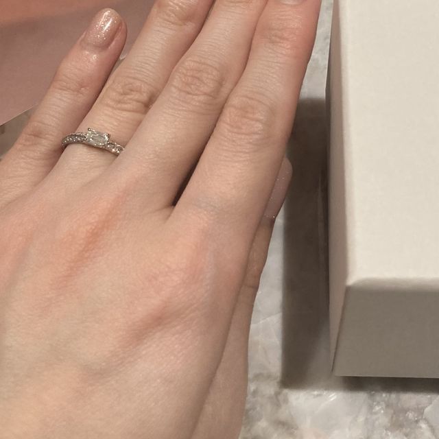 【和光ブライダルブティックギンザの口コミ】 他にないデザイン。四角いダイヤが横向きにはまっているデザインを探して…