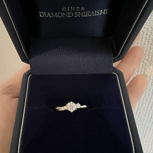 【銀座ダイヤモンドシライシの口コミ】 華やかでゴージャスな指輪なのがお気に入りです。
ダブルリングでさらに輝…