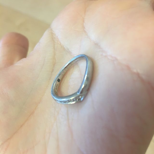 【4℃ BRIDAL(ヨンドシーブライダル)の口コミ】 シンプルなデザインと内側に誕生石をいれてもらえたり、アフターケアご充…