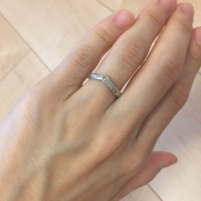 【4℃ BRIDAL(ヨンドシーブライダル)の口コミ】 シンプルなデザインと内側に誕生石をいれてもらえたり、アフターケアご充…