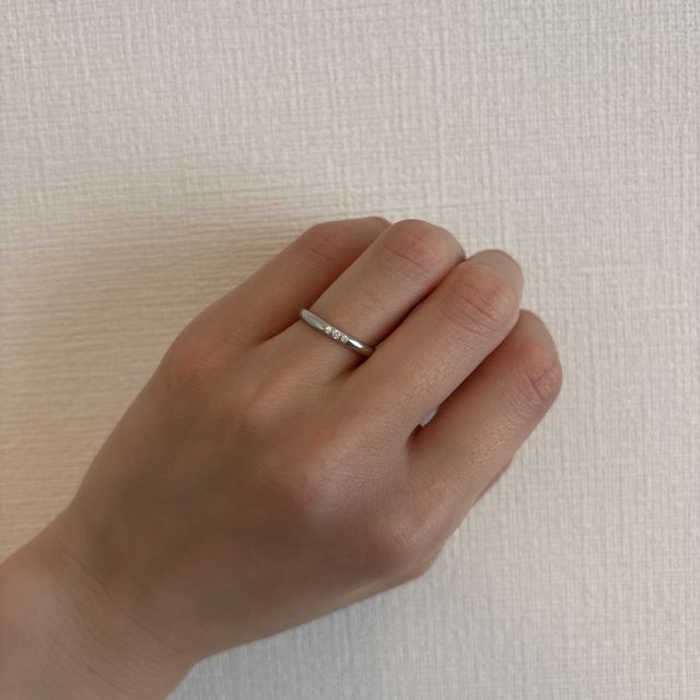 【ラザール ダイヤモンド(LAZARE DIAMOND)の口コミ】 シンプルかつ着け心地が良いところが、決め手となりました。指に馴染むよ…