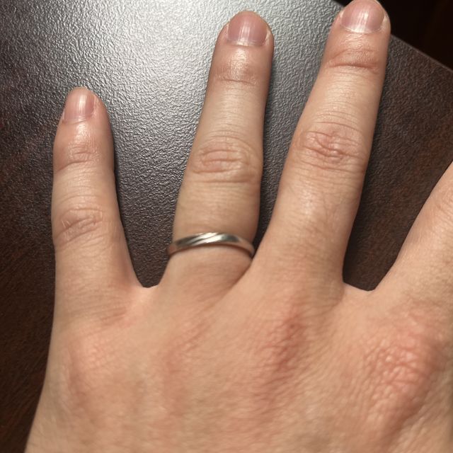 【アイプリモ(I-PRIMO)の口コミ】 細目でシンプルだが、斜めの線が入っているデザイン性が良い。つけた時の…