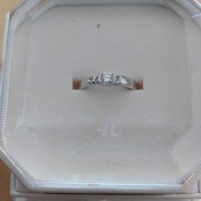 【4℃ BRIDAL(ヨンドシーブライダル)の口コミ】 いかにも婚約指輪、というような形のものは日常使いしにくいので、シンプ…